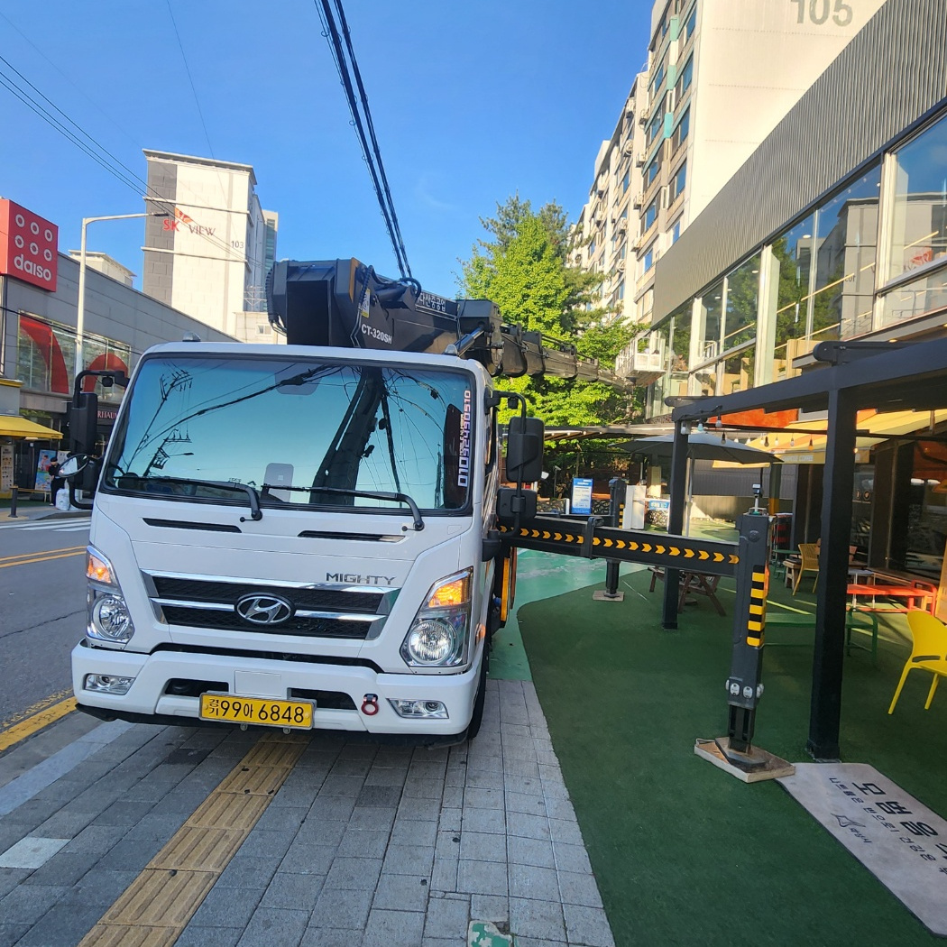 가지치기 스카이차 작업 현장